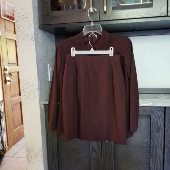 Tahari vintage two piece suit - Picture 2 of 8